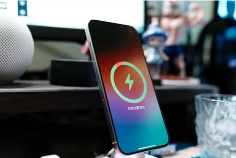 千阳苹果15换屏服务分享用什么充电器给iPhone15充电更好 